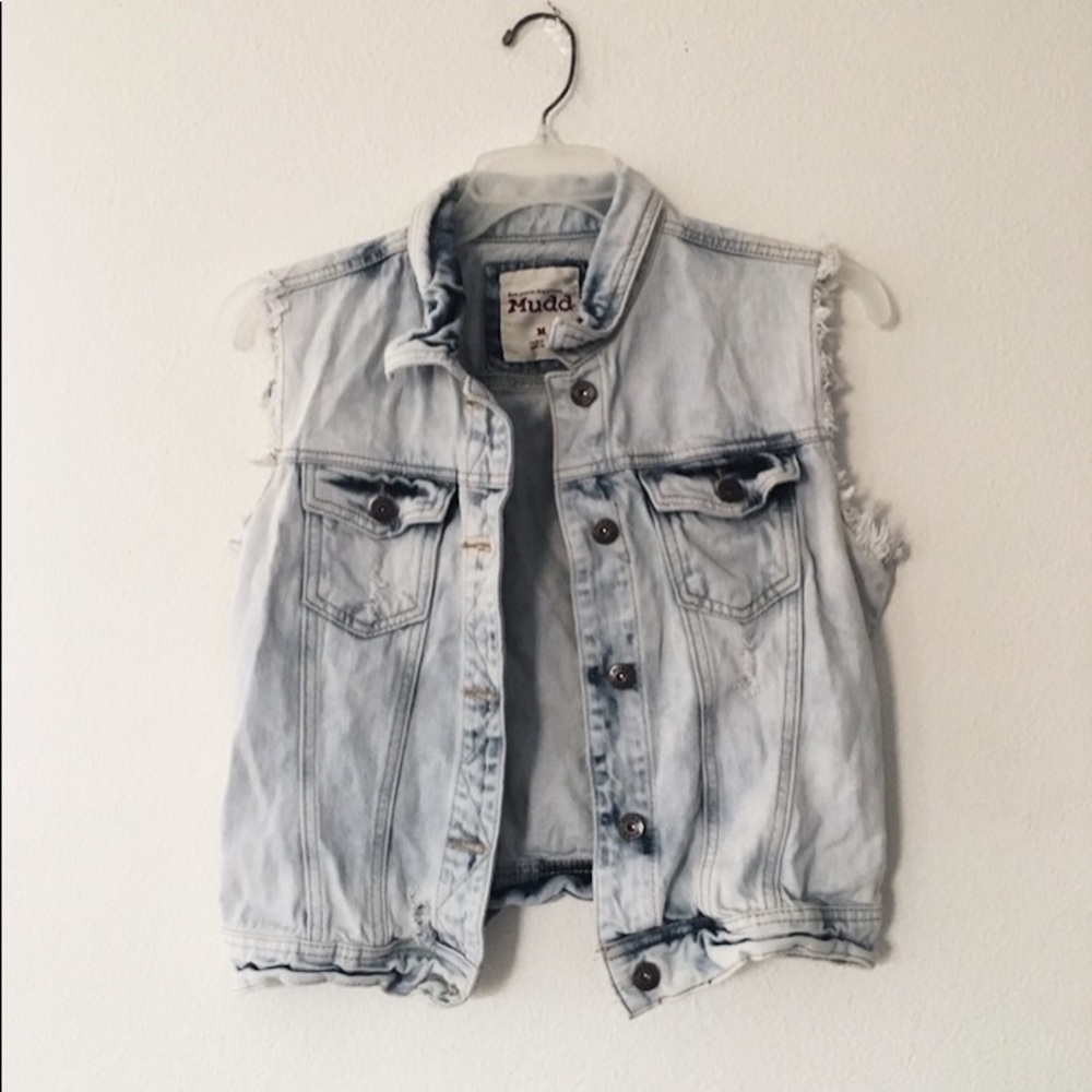 LIGHT-WASH JEAN VEST